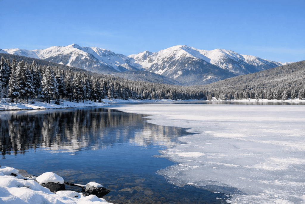Lac de Matemale enneigé en hiver dans les Pyrénées-Orientales.