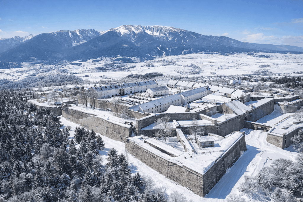 Mont-Louis enneigé en hiver.
