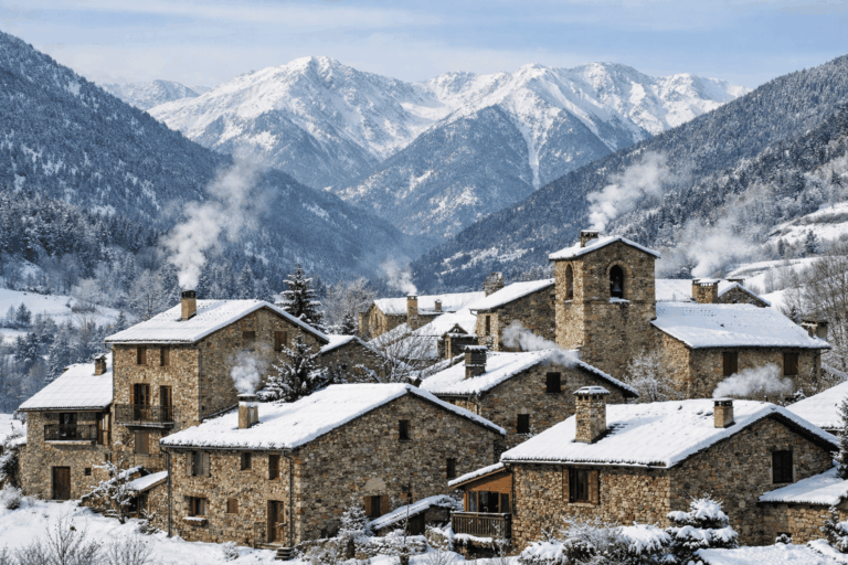 Village de montagne enneigé dans les Pyrénées-Orientales.