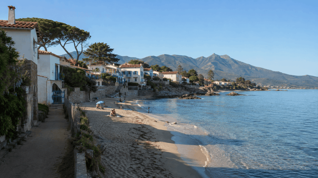 Plage du Racou à Argelès-sur-Mer avec ses maisons proches du sable.