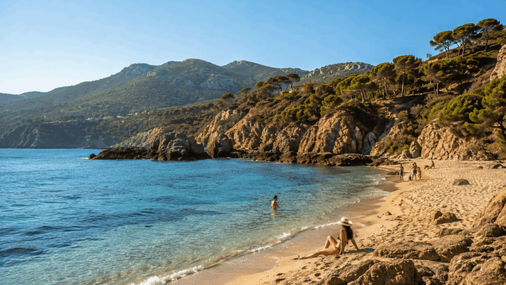 Plage méditerranéenne dans les Pyrénées-Orientales entre eau turquoise et reliefs de la Côte Vermeille.