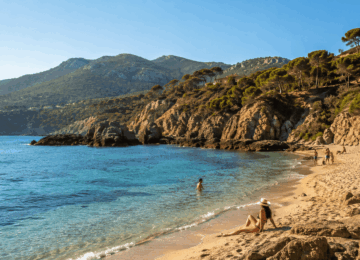 Les plus belles plages des Pyrénées-Orientales : 10 lieux pour profiter de l’été Plage méditerranéenne dans les Pyrénées-Orientales entre eau turquoise et reliefs de la Côte Vermeille.