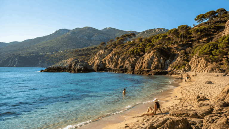 Plage méditerranéenne dans les Pyrénées-Orientales entre eau turquoise et reliefs de la Côte Vermeille.